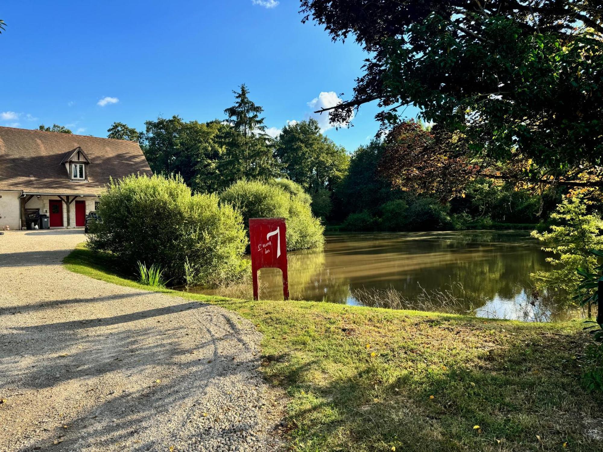 Hotel L'Etang Des 7 Le Controis-en-Sologne Exterior foto